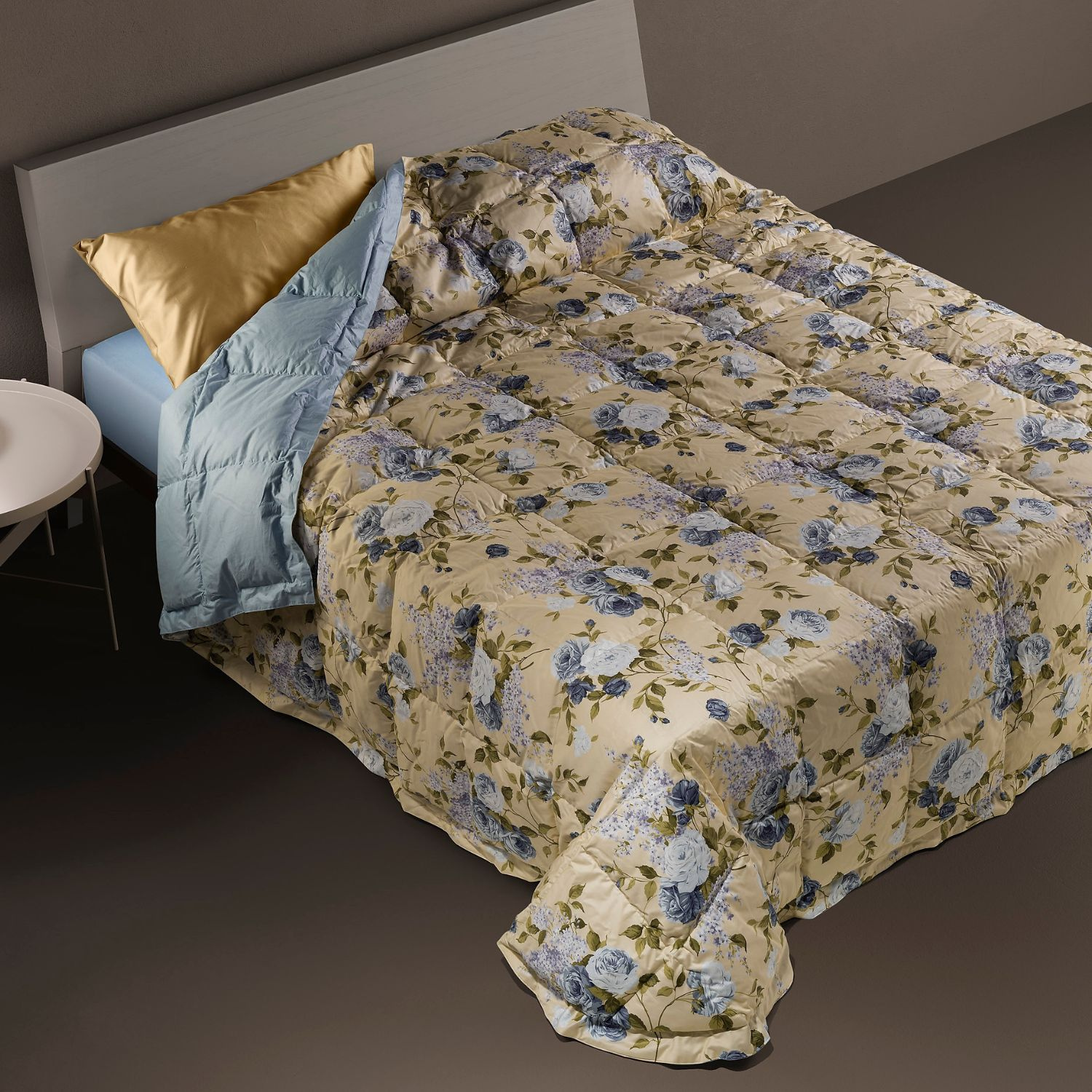 Letto con trapunta a456b