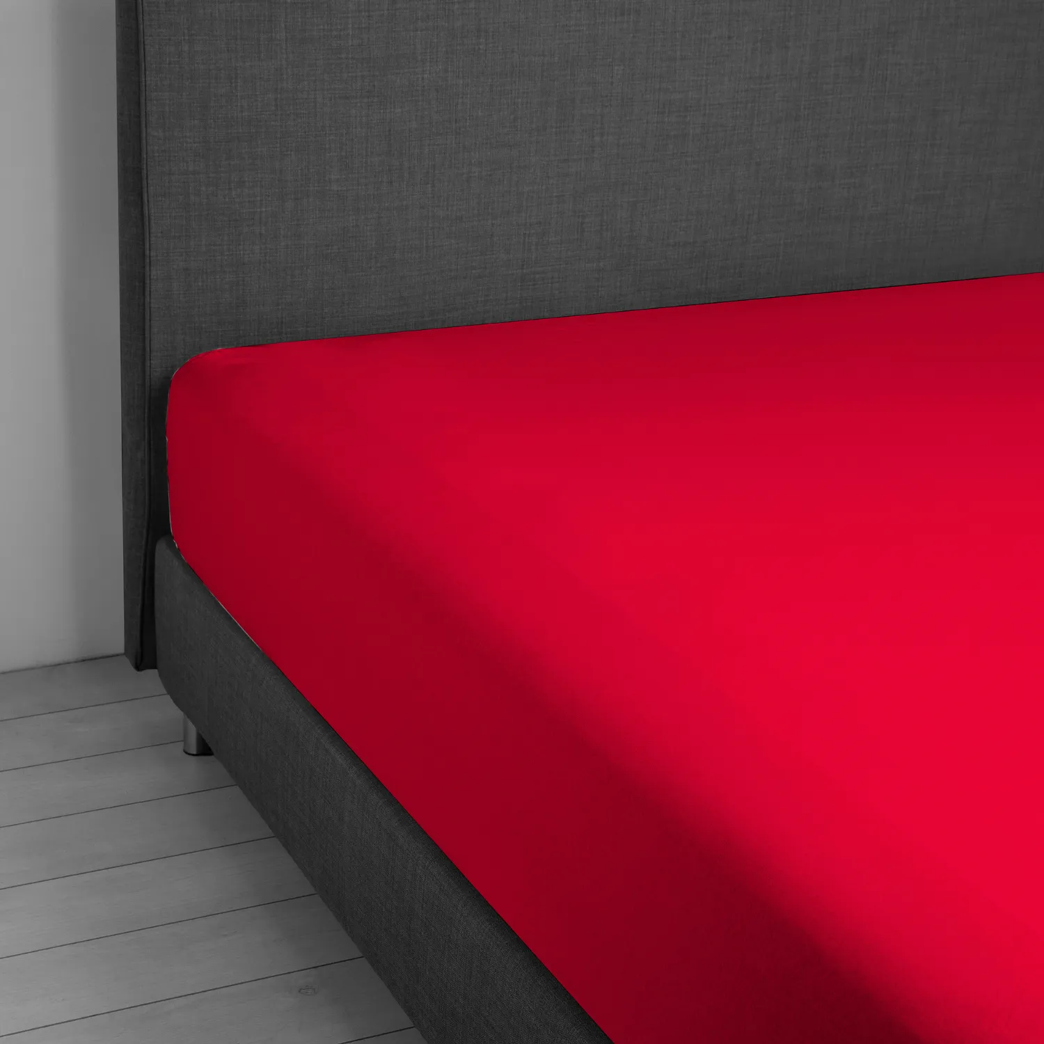 lenzuolo jersey stretch color ciliegia su letto