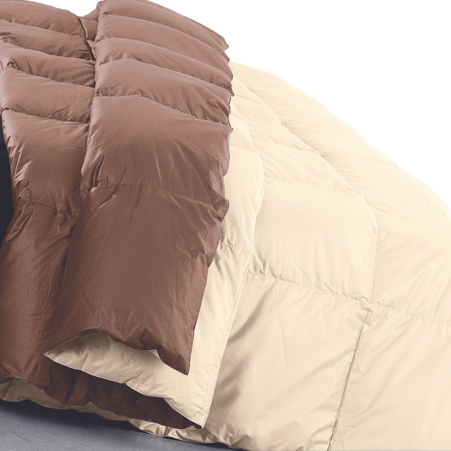 Trapunta bicolore color nocciolato aperta su letto Trapunta bicolore color nocciolato aperta su letto