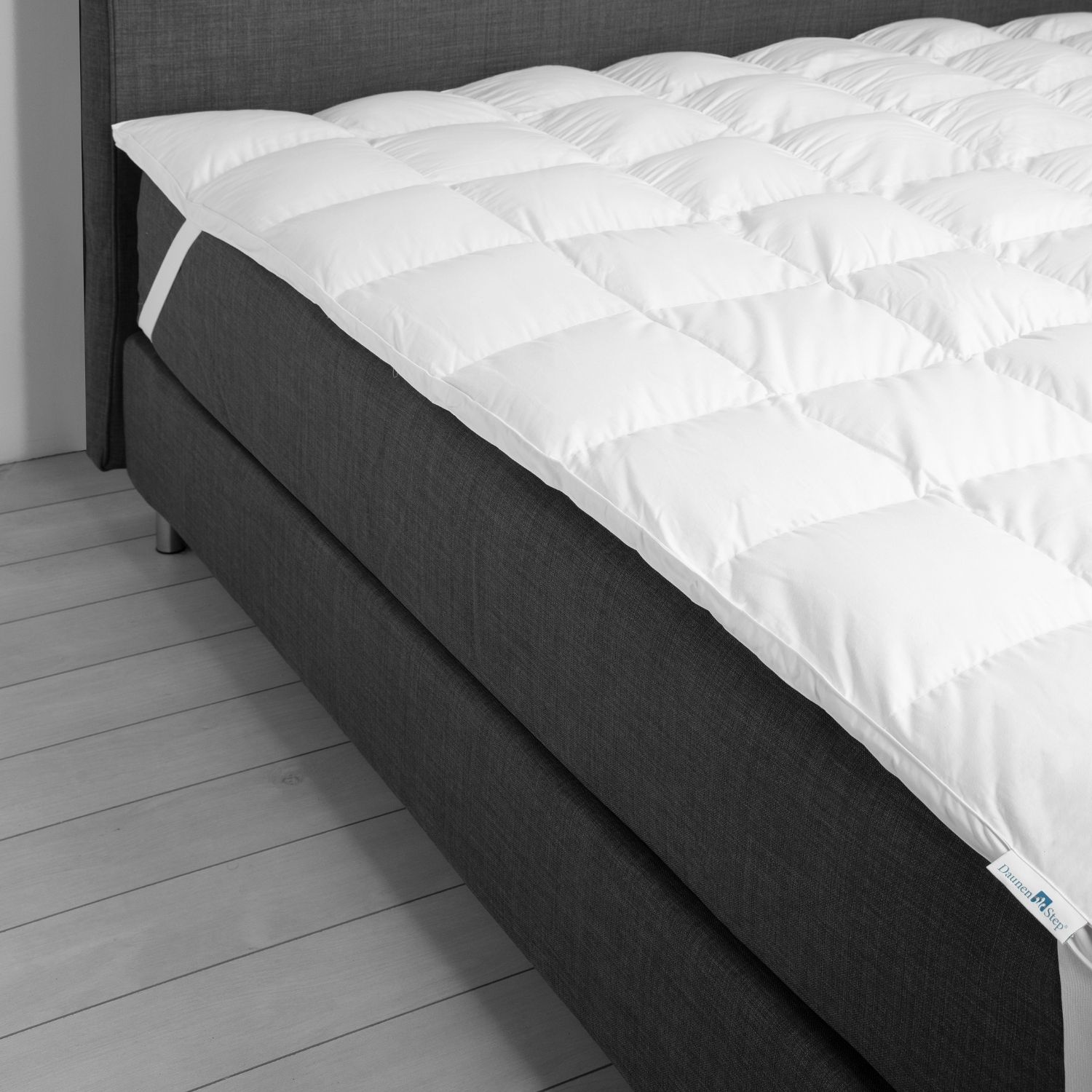 topper DaunenStep Nuvola Ultrasoft bianco in vista a tre quarti, morbido e voluminoso su sfondo neutro