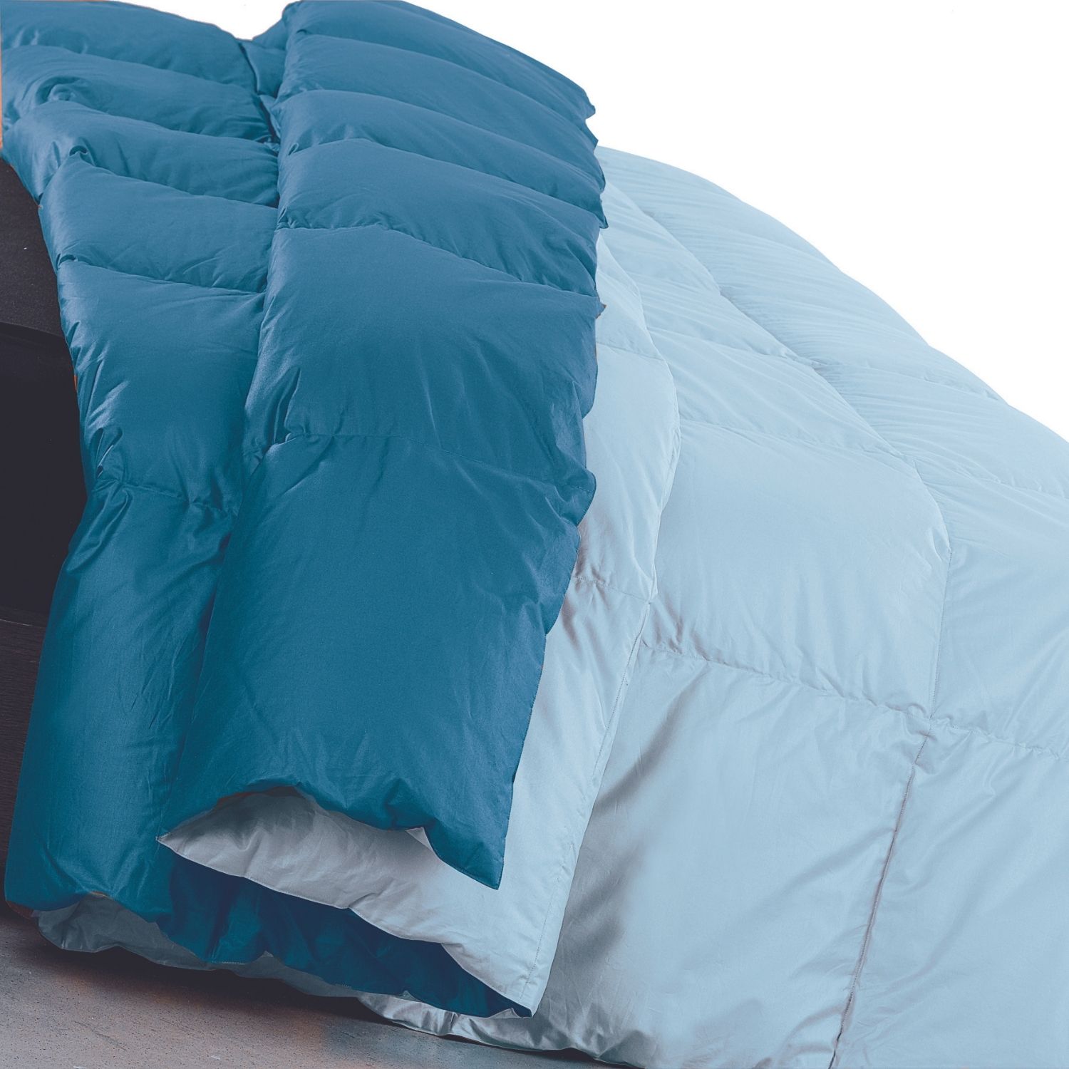Trapunta bicolore color orizzonte aperta su letto Trapunta bicolore color orizzonte aperta su letto