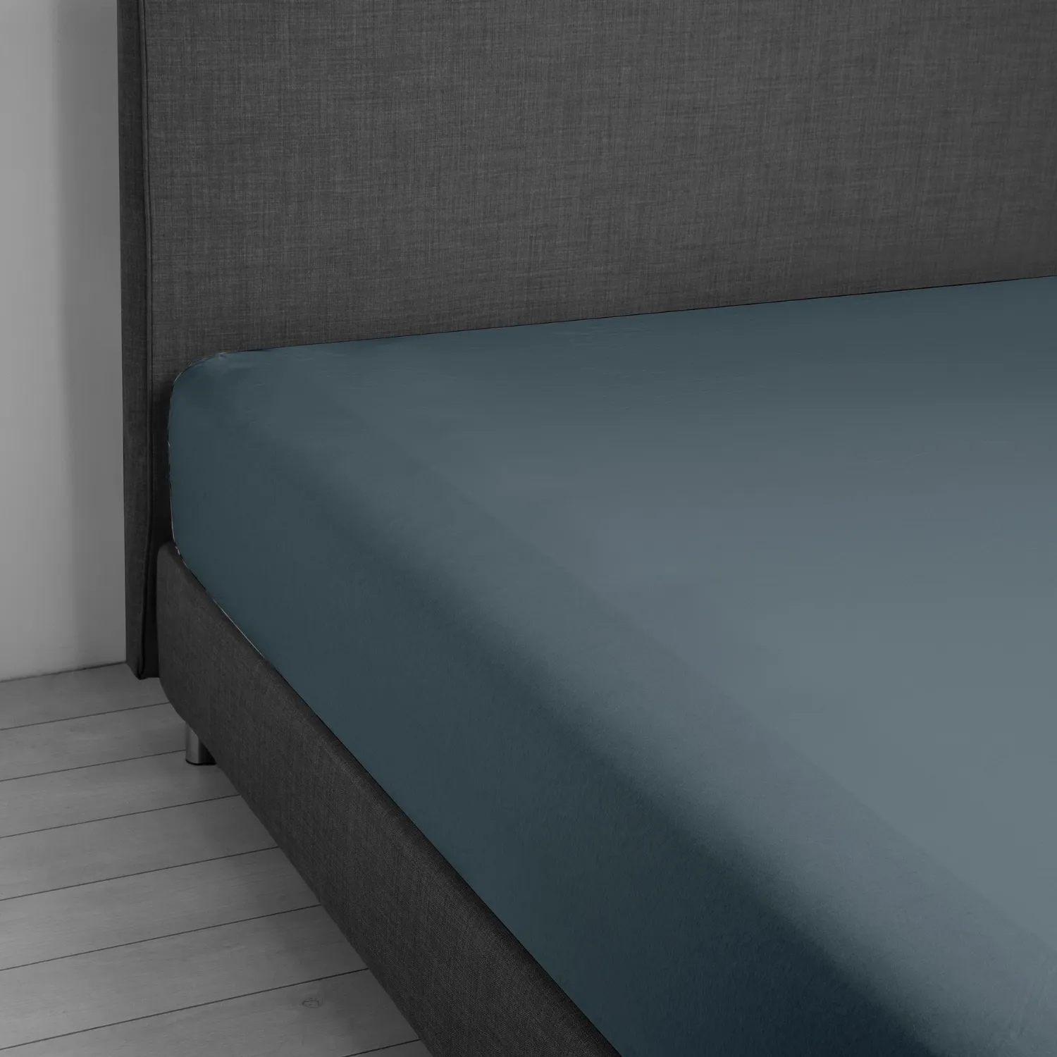 lenzuolo jersey stretch color blu polvere su letto