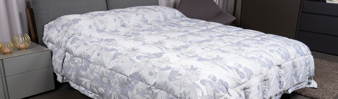 Decorative quilt with outer cover and patterned stitching