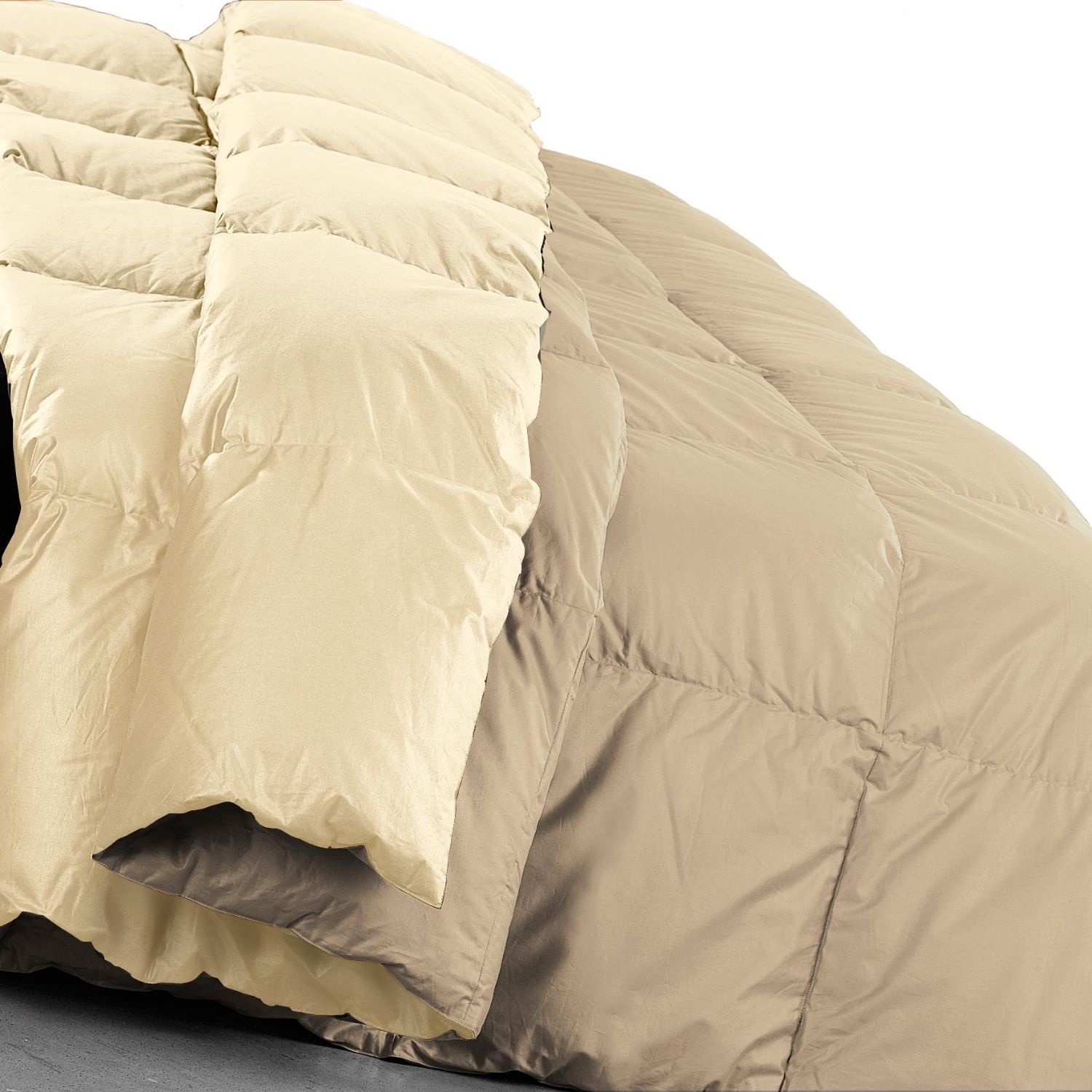 Trapunta bicolore color caffellatte aperta su letto Trapunta bicolore color caffellatte aperta su letto